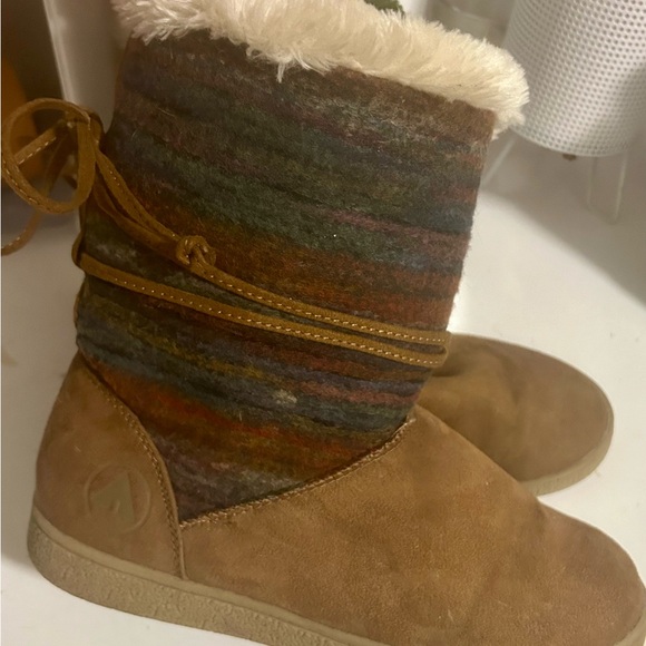 Airwalk fuzzy boots - Picture 1 of 3